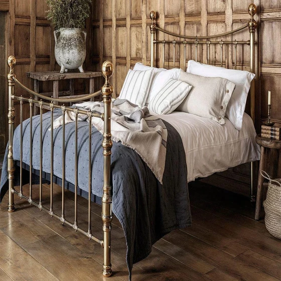 antique-comfortable-bed-2.webp