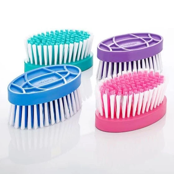 plastic-clothing-brushes-2.webp