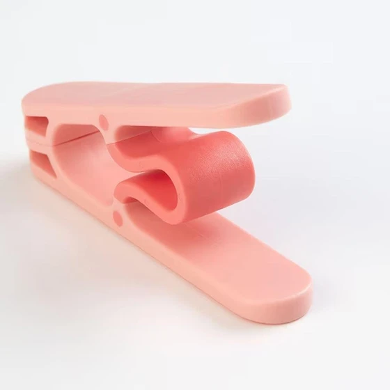 cloth-plastic-pegs-1.webp