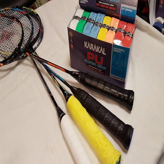 badminton-gripping-racket-2.webp