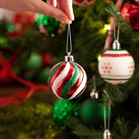xmas-tree-decoration-ball-2.webp