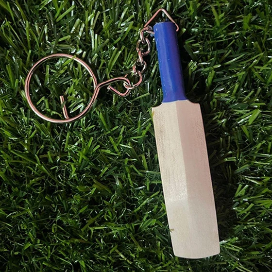 wooden-bat-keychain-2.webp