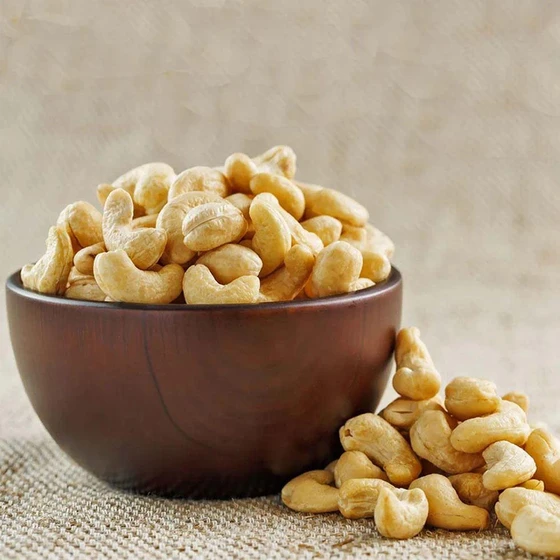 cashew-whole-nut-1.webp