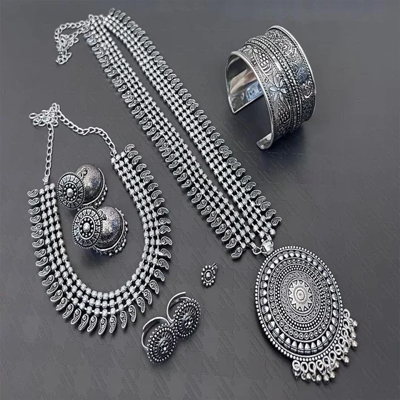 silver-jewellery-1.webp
