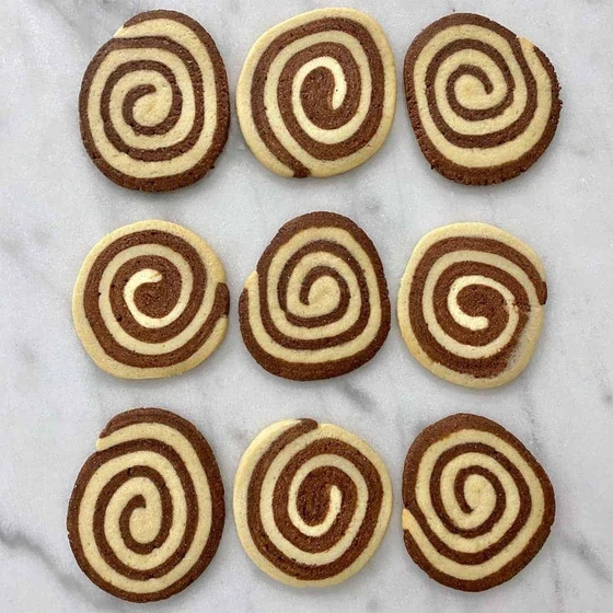 choco-vanilla-cookies-2.webp