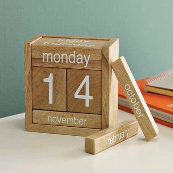 wooden-desktop-calendar-1.webp