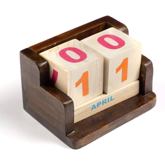 wooden-desktop-calendar-2.webp