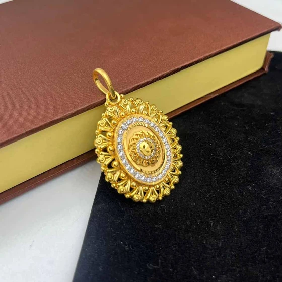 designer-gold-pendant-2.webp