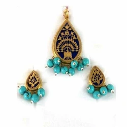 Thewa Pendant Set
