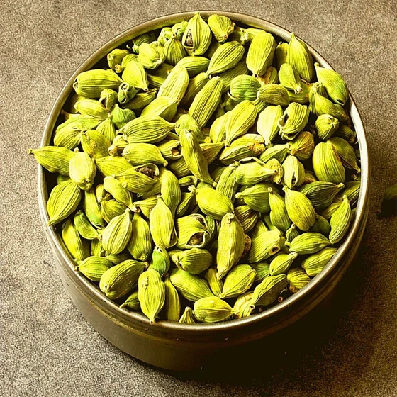 green-natural-cardamom-1.webp
