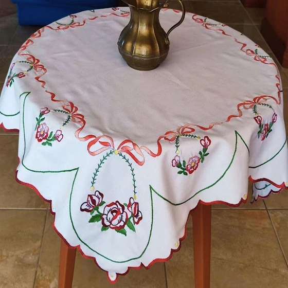embroidery-table-linen-2.webp