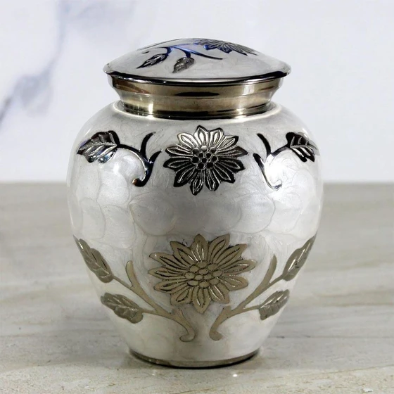 silver-metal-urn-2.webp