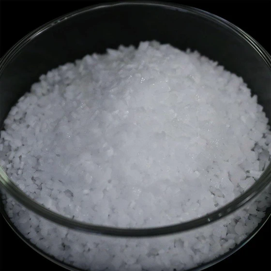 white-flakes-benzoic-acid-2.webp