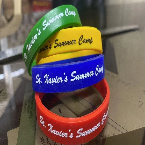 printed-rubber-wristbands-2.webp