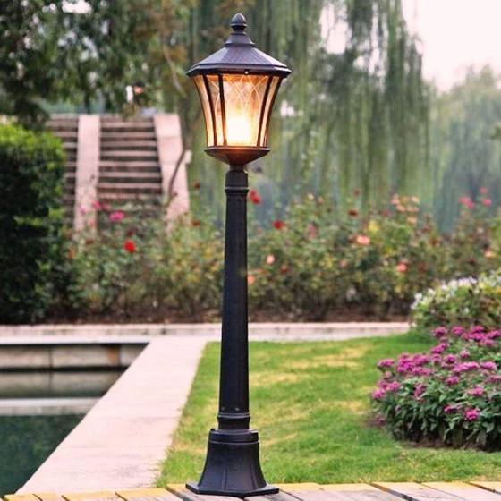 garden-pole-light-1.webp