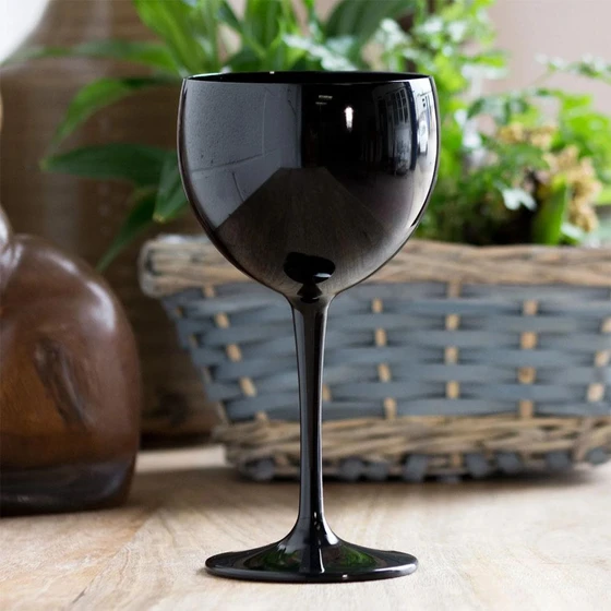 black-disposable-wine-glasses-2.webp