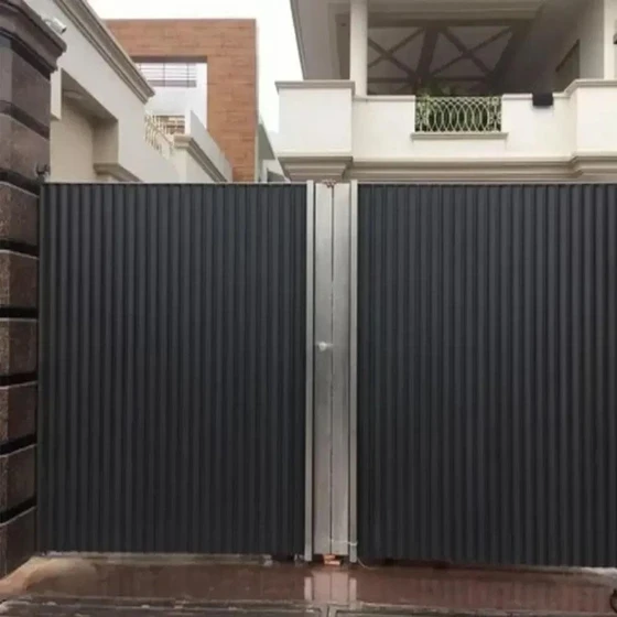black-aluminium-sliding-gate-2.webp