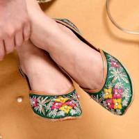 Best Designer Stylish Embroidery White Juttis Manufacturer