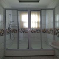 Madonna Sliding Shower 