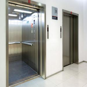 Goods opening elevator