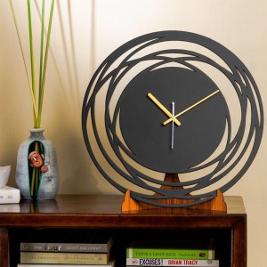 Interiobb Cuts Clock